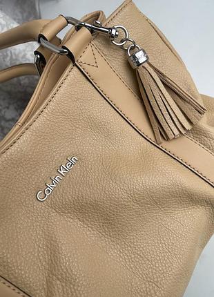 Кожаная сумка calvin klein оригинал, базовая, минималистичная, бежевая, премиум3 фото