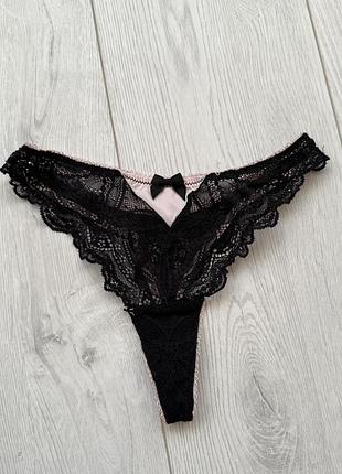 Чорні мереживні трусики стрінги