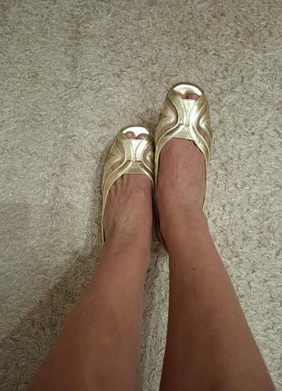 Босоножки пьэр карден,новые,золотистого цвета, квадратный каблук и носик, кожа,сетка