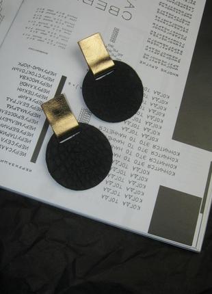 Черные мраморные серьги из натуральной кожи с серебром или золотом (разные цвета)6 фото