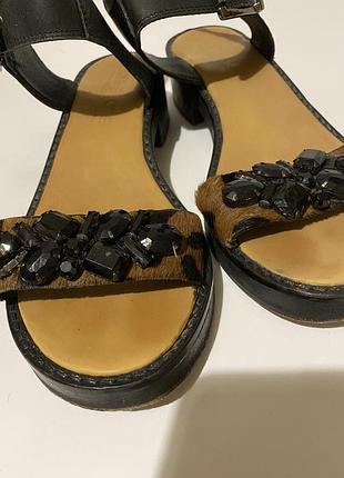 Босоніжки на танкетці з каблуком