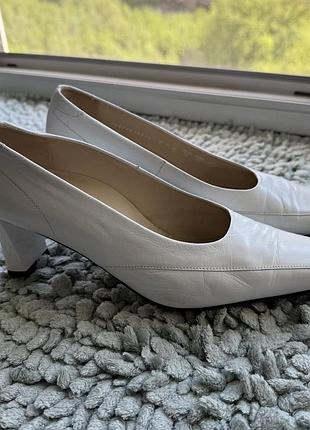 Білі жіночі шкіряні туфлі 39 розмір