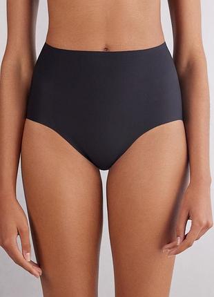 Корректируя трусы intimissimi