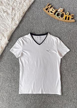 Біла футболка