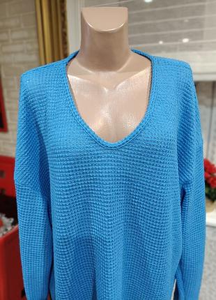 Вязаный  голубой джемпер большого размера.