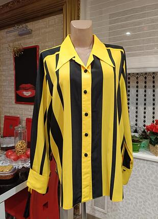 Женственная блузка с длинными рукавами.