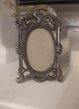 Вінтажна металева фоторамка.