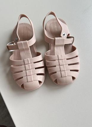 Босоніжки сандалі