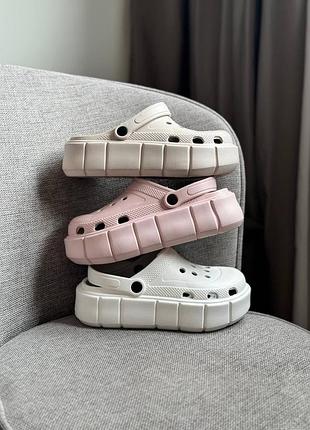 Крокси на платформі