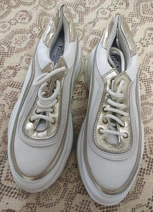 Стильные кроссовки