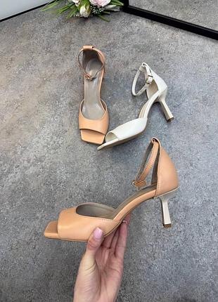 Стильні шкіряні босоніжки квадратні