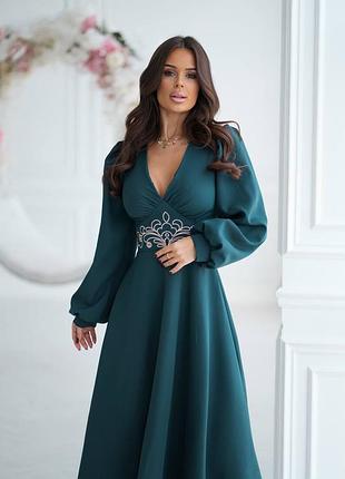 Изысканное платье длины миди с контрастной вышивкой на талии 🎀