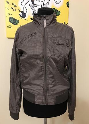 Красива вітровка нова