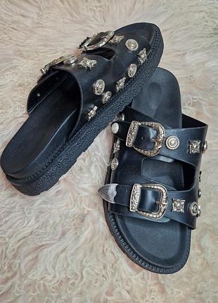 Чорні ефектні шльопанці шльопки з металевими прикрасами