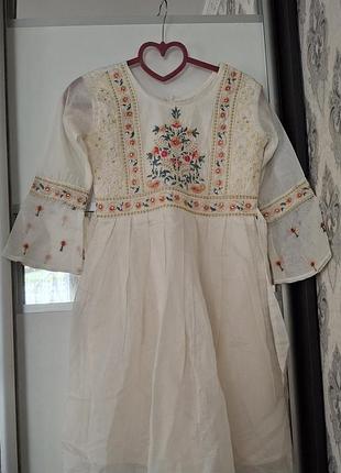 Костюм с вышивкой sarrah