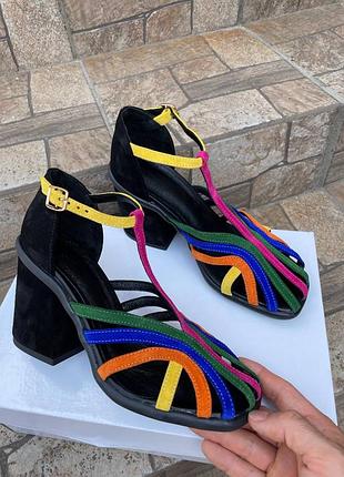Яскраві різнокольорові замшеві босоніжки на зручному каблуку