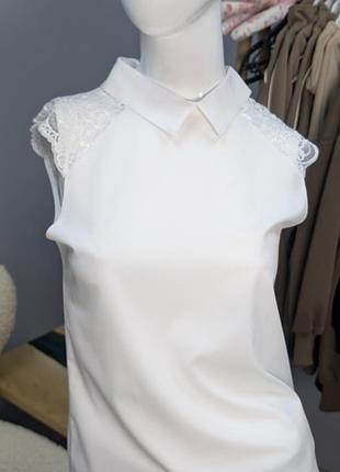 Ніжна біла блузка