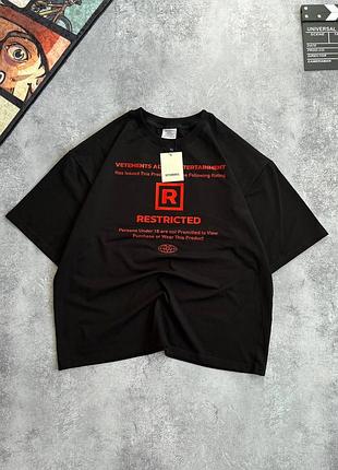 Чорна футболка для хлопця vetements