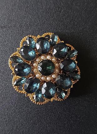 Красивая брошь