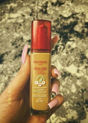 Тональна основа, дуже класно підійде дівчаткам на літо(мені просто не підійшов віддітнок)