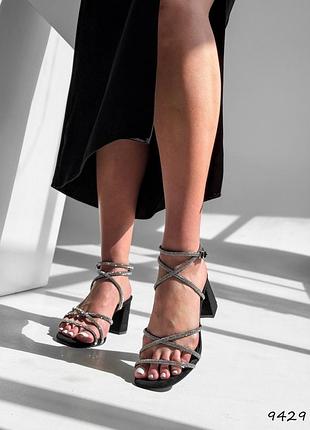 Чорні замшеві босоніжки на середніх товстих підборах зі стразами в стрази