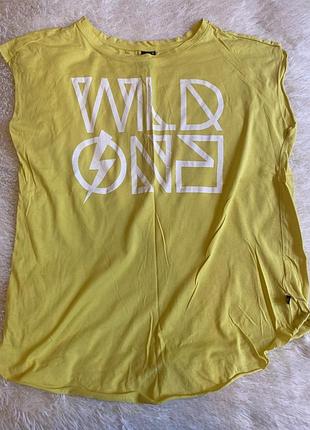 Яскрава футболка