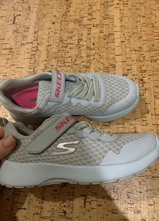 Літні кросівки skechers.