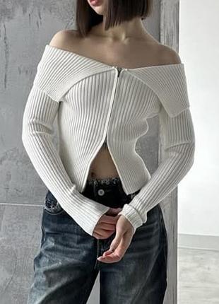 Біла кофта на замку в рубчик з відкритими плечима