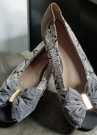 Стильні балетки сірого кольору зі зміїним принтом. натуральна шкіра, замш, бант