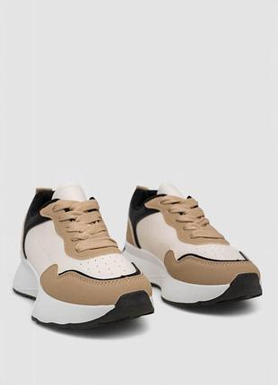 Кросівки жіночі