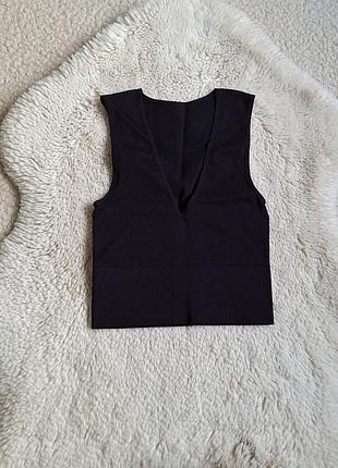 Удлиненный спортивный топ с v-образным вырезом