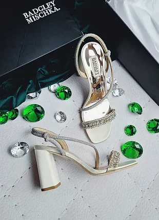 Badgley mischka оригінал сатинові весільні вечірні босоніжки з стразами та камінням на підборах