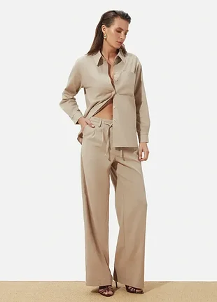 Бежевые широкие брюки летние с карманами свободного кроя 80% льна