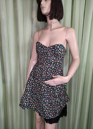 Платье с открытыми плечами, и задрапированным бочком на юбке