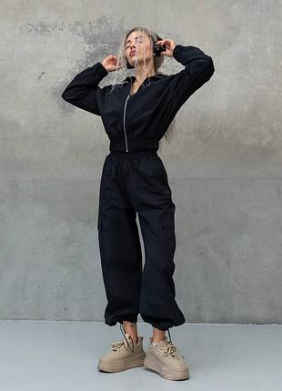 Костюм женский куртка и брюки джоггеры плащевая жатка черный