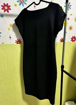 Короткое черное платье