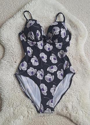 Суцільний купальник з чашечками