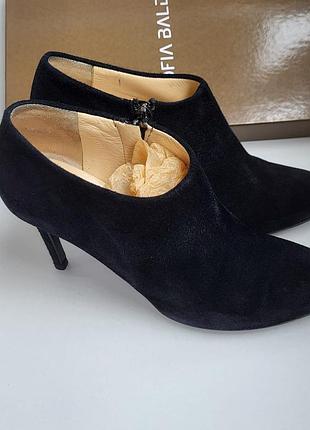 Черевики, туфлі, ботільйони