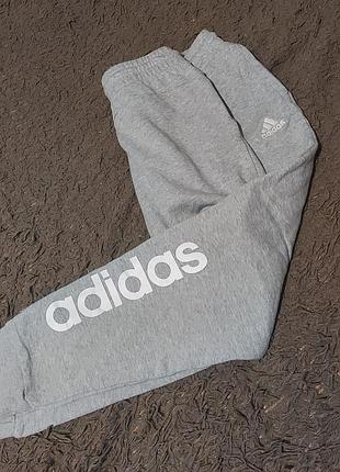 Класнючі спортивні штани adidas з великим лого на ніжці