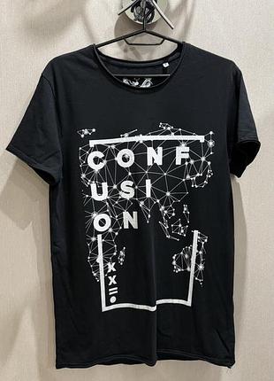 Чёрная футболка с графическим принтом “confusion”