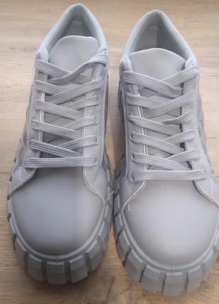 Серые кроссовки