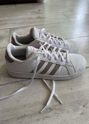 Білі кеди adidas