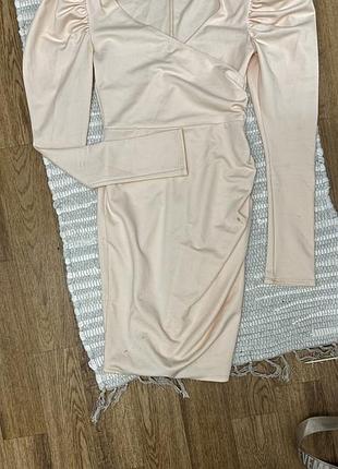 Сукня з широкими плечима