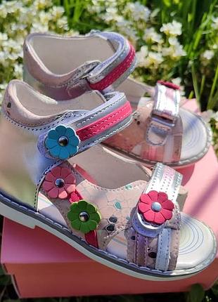 Нові босоніжки із золотими і срібними вставочками