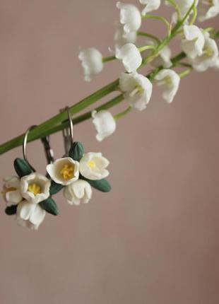 Маленькі білі сережки з квітами конваліями з холодної порцеляни