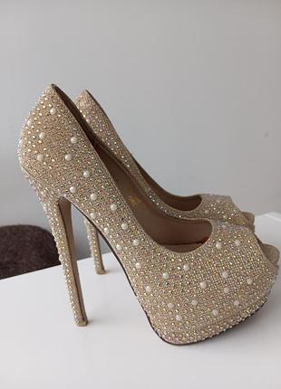 Туфлі на підборах