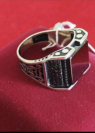 Срібна печатка з чорним оніксом та ііанітами.