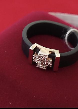 Каучукова каблучка з пластинами золота та фіанітами.