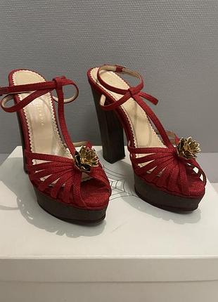 Стильні босоніжки charlotte olympiaна зручному каблуку