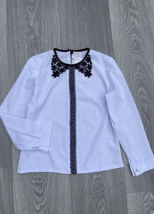 Блуза біла з вʼязаним коміром темно синього кольору розміри 140,146